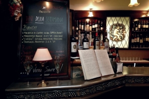 Sommelier do Restaurante Bistrot de Venise, mostra como abrir e decantar o vinho