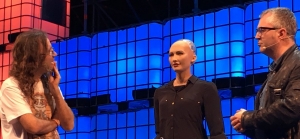 Sophia, um rob&ocirc; de intelig&ecirc;ncia artificial, fala com Ben Goertzel, pesquisador de IA (&agrave; esquerda) e Mike Butcher (&agrave; direita), do TechCrunch, na Cimeira de Web Summit 2017 em Lisboa.